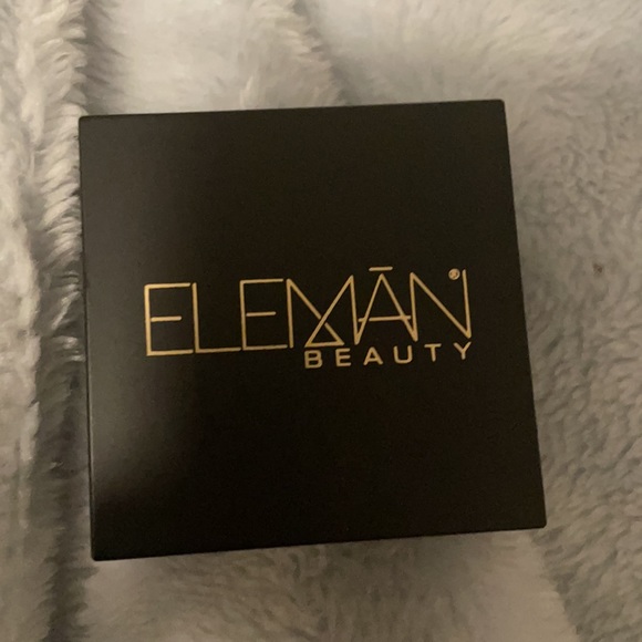 Eyeshadow - Picture 3 of 3